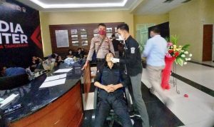 Mahasiswa yang diamankan polisi diswab.(Ika) Portalkota.id