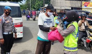 Hari ke-8 Operasi Zebra Maung 2021, Ditlantas Polda Banten Disiplinkan Prokes dan Bakti Sosial.(ist) Portalkota.id
