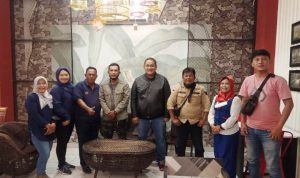 Ketum JMSI Pusat, Teguh Santosa saat berfoto bersama Pengcab JMSI Prabumulih Prov. Sumsel.(ist) portalkota.id
