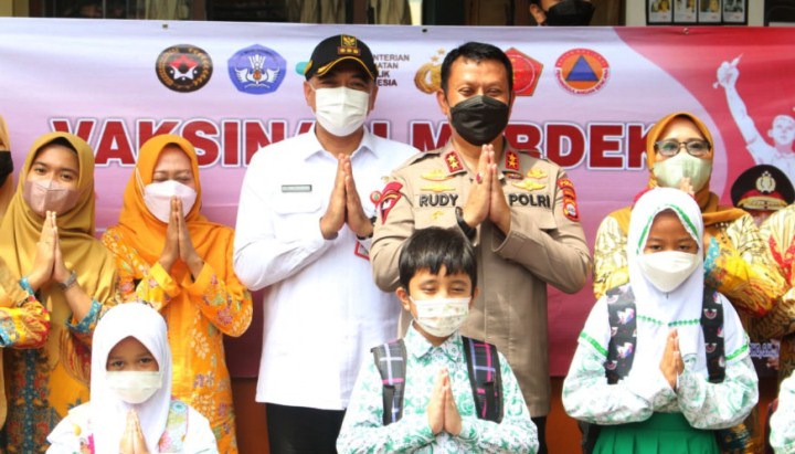 Bupati Zaki Dampingi Kapolda Banten Tinjau Vaksin di Sekolah Al-Husein Tigaraksa.(ist) portalkota.id