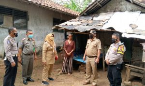 Camat Sukamulya Selalu Sempatkan Monitoring Warga yang Butuh Bantuan.(ist) portalkota.id