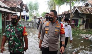 Kapolres Metro Tangerang Kota Kombes Pol Komarudin pantau langsung kondisi banjir di Pakuhaji.(ris) Polrtalkota.id