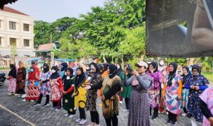 Peringati Hari Ibu, Emak-emak di Pakualam Senam Gunakan Daster.(ris) portalkota.id