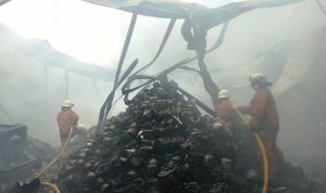 Petugas pemadam kebakaran terlihat sedang memadamkan api di pabrik ember Kosambi.(nur) Portalkota.id