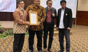 SK JMSI Sebagai Konstituen Dewan Pers Diserahkan Hendry Bangun.(ist) Polrtalkota.id