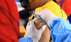 Setelah Lansia, Pelayan Publik Mendapatkan Vaksinasi Booster.(ist) portalkota.id