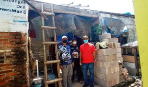 Warga RW 03 Gotong Royong Perbaiki Rumah Tak Layak Huni.(ist) Polrtalkota.id