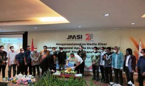 Pemotongan tumpeng di Hotel Plaza Kubra Kendari, menandai puncak peringatan Hari Lahir ke-2 JMSI.(ist) Portalkota.id