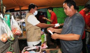 Sisir Jalan Raya dan Kios-Kios, Sekda: Sayangi Diri dan Keluarga.(ist) Portalkota.id