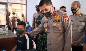 Wakapolda Banten Tinjau Vaksinasi Massal Serentak di Polsek Walantaka.(ist) Portalkota.id
