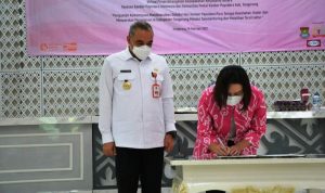 Penandatangan kerjasama Pemkab Tangerang dengan Komunitas Peduli Kanker Payudara Kabupaten Tangerang (KPKPKT) dan Yayasan Kanker Payudara Indonesia (YKPI). (Foto/ist) Portalkota.id