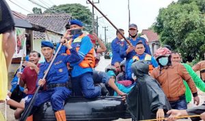 Gunakan Perahu Karet, Ditpolairud Polda Banten Lakukan Evakuasi Korban Banjir di Perumahan Rahayu Residence.(ist) Portalkota.id
