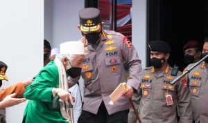 Kapolda Banten Dampingi Kapolri Tinjau Vaksinasi Serentak Bersama Ulama di Pandeglang.(bbs) Portalkota.id