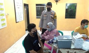 Vaksinasi Malam Hari, Polsek Serpong Siapkan 150 Dosis AstraZeneka.(Ski) Portalkota.id