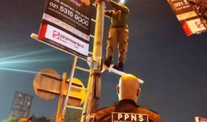 Satpol PP Tangsel Bongkar Reklame Tak Berizin di Lima Titik.(ist) Portalkota.id