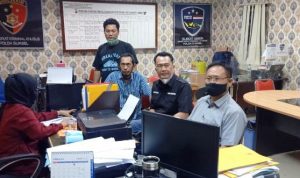 Ketua JMSI Sumsel, Agus Harizal didampingi Ketua Pembelaan Wartawan (PWI Pusat, Oktaf Riadi didampingi Ketua Bidang Hukum dan Advokasi JMSI Sumsel, Amrizal saat melapor ke Polda Sumsel, Rabu (23/03/2022).(ist) Portalkota.id