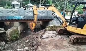 Gerak Cepat, DSDABMBK Tangsel Perbaiki Saluran Air Amblas di Puri Pamulang.(ist) Portalkota.id