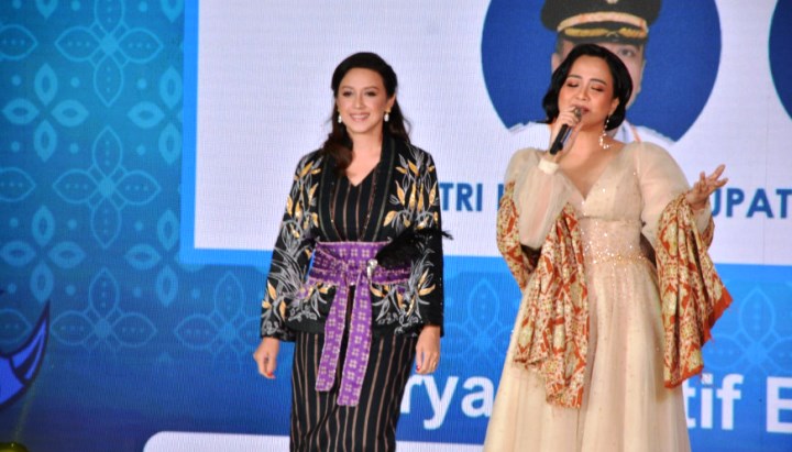 Kenakan Batik Ayam Wareng Saat Fashion Show, Yuli Zaki : Terlihat Cantik Kan?.(ist) Portalkota.id