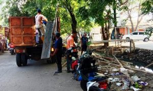 Penertiban Kali Sipon, DLH Angkut 50 Ton Brangkal.(ist) Portalkota.id