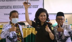 PGRI Kabupaten Tangerang Beri Penghargaan kepada Kajari Kabupaten Tangerang.(ist) Portalkota.id