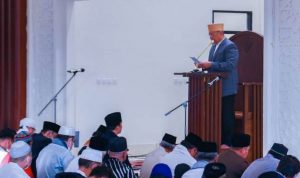 Wali Kota Tangsel Benyamin Davnie melaksanakan salat Idul Adha di Masjid Islamic Center Baiturahmi.(ist) Portalkota.id
