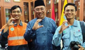 Walikota Helldy bersama owner DIKTI'S. Ia mengenakan baju DIKTI'S Shanghai Shirt, kemeja model kerah shanghai.(Ris) Portalkota.id