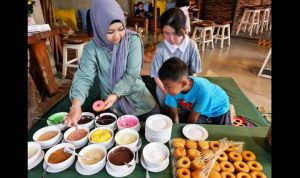 Greenotel Cilegon Hadirkan Kids Corner untuk si Kecil, Bisa Eksperimen Menghias Donat.(ris) Portalkota.id