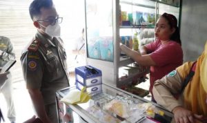 Langgar Perda, Satpol PP Segel Toko Kosmetik dan Obat Tak Berizin.(ist) Portalkota.id