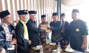 Ketua IPSI Bidang Prestasi dan Promosi Cilegon Rufaji Zahuri menyumbangkan uang pribadi Rp 100 Juta, untuk acara Festival Golok Day.(ris) Portalkota.id