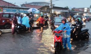 Pemandangan banjir di Jalan Bhayangkara, pemotor tampak mendorong motor karena mogok.(uci) Portalkota.id