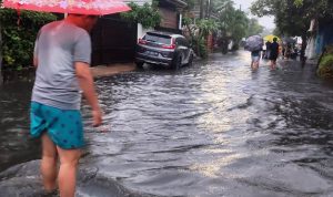 Pemandangan salah satu sudut di Perumahan Pondok Pakulonan yang terendam banjir.(uci) Portalkota.id