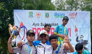 Ketua Umum PERSEROSI Kota Tangerang, Ujang Hendra (Tengah, red) saat bersama atlet cabor skateboard Kota Tangerang, usai penyerahan medali. (FEB) Portalkota.id