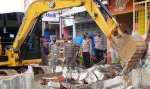 Satpol PP Sterilkan Area Pembangunan Fly Over Cisauk.(ist) Portalkota.id