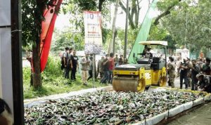 Pemkot Tangsel Bersama Forkopimda Musnahkan Ribuan Botol Miras.(ist) Portalkota.id