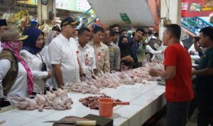 Bupati Zaki Pantau Stok dan Harga Sembako Jelang Nataru.(ist) Portalkota.id