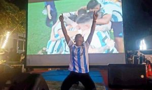 Jagonya Menang, Fans Argentina di Cilegon Sujud Syukur saat Nobar Final Piala Dunia.(ris) Portalkota.id