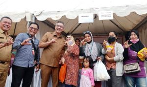 PT Indah Kiat Tangerang Jual 1.000 Pouch Minyak Goreng Murah di Bazaar Serpong Utara.(ist) Portalkota.id