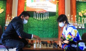 Sachrudin menjajal kemampuan Putri Hajarisma Azzahra yang merupakan anggota Percasi Kecamatan Ciledug.(Ist) Portalkota.id