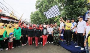 Meski Diguyur Hujan, Warga Antusias Ikuti Gerak Jalan Santai.(ist) Portalkota.id