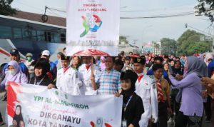 Wali Kota Tangerang Arief R Wismansyah mengikuti kegiatan jalan sehat bersama warga Kecamatan Jatiuwung.(ist) Portalkota.id