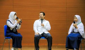 Buka Gelar Karya Pelajar, Arief dan Pelajar Ngobrol Bahasa Inggris.(ist) Portalkota.id