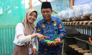 Elsa Nopiyanti, SCG Scholars 2022 bersama Rasnita Kepala Desa Kebonmanggu meninjau budidaya manggot.(ist) Portalkota.id