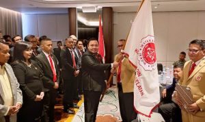 Ketua IKADIN Kota Tangsel, Edwin menerima bendera pataka.(ski) Portalkota.id