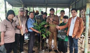 PT IKPP Tangerang Tanam Puluhan Pohon Sukun dan Loa di Bantaran Sungai Cisadane.(ski) Portalkota.id