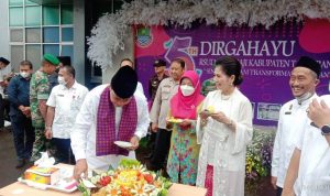 Pemotongan tumpeng oleh Sekda Maesyal diacara HUT ke-5 RSUD Pakuhaji.(ist) Portalkota.id