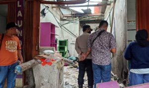 Polisi sedang meninjau lokasi ledakan tabung uap.(ski) Portalkota.id