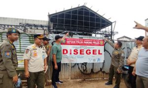 Satpol PP Tangsel Segel Bangunan Resto Liar di Serpong.(ski) Portalkota.id