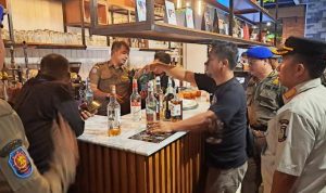 Satpol PP Tangsel Sita 187 Botol Miras di Serpong.(ski) Portalkota.id