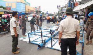 Tertiup Angin, Billboard di Pamulang Roboh Timpa 2 Motor.(Dok. Satpol PP Kota Tangsel) Portalkota.id