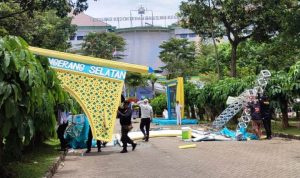 Tertiup Angin, Gerbang Sambut MTQ ke-14 Kota Tangsel Rubuh.(ski) Portalkota.id